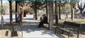 Park ispred doma